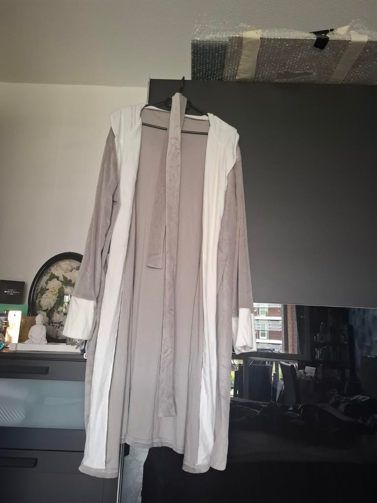 Nw mooie zachte grote maat grijze ochtendjas maat 52/54, Kleding | Dames, Grote Maten, Nieuw, Lingerie of Zwemkleding, Grijs, Ophalen of Verzenden