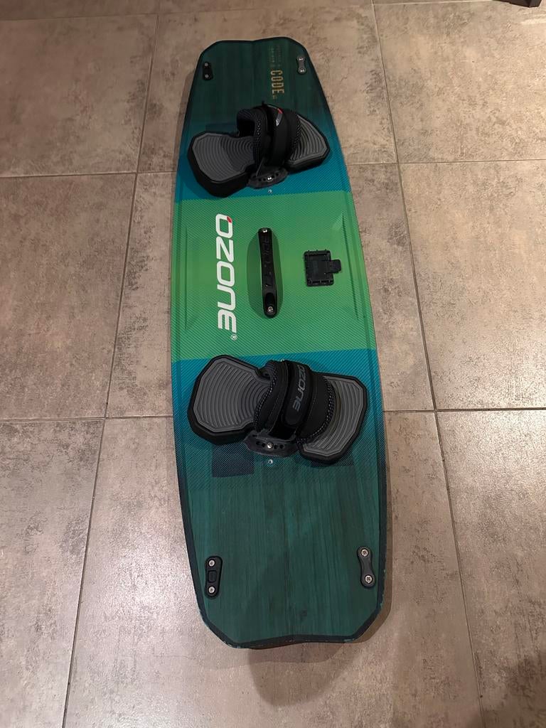 Ozone Code V3 Twintip Kiteboard - Zo goed als nieuw, Watersport en Boten, Kitesurfen, Ophalen, Twintip, Kiteboard, Zo goed als nieuw