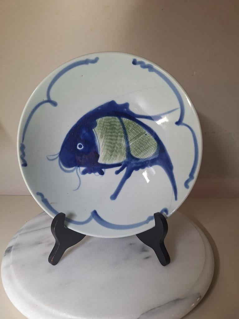 Vintage Chinees Koi karper, diep bord blauw wit groen, Antiek en Kunst, Ophalen of Verzenden