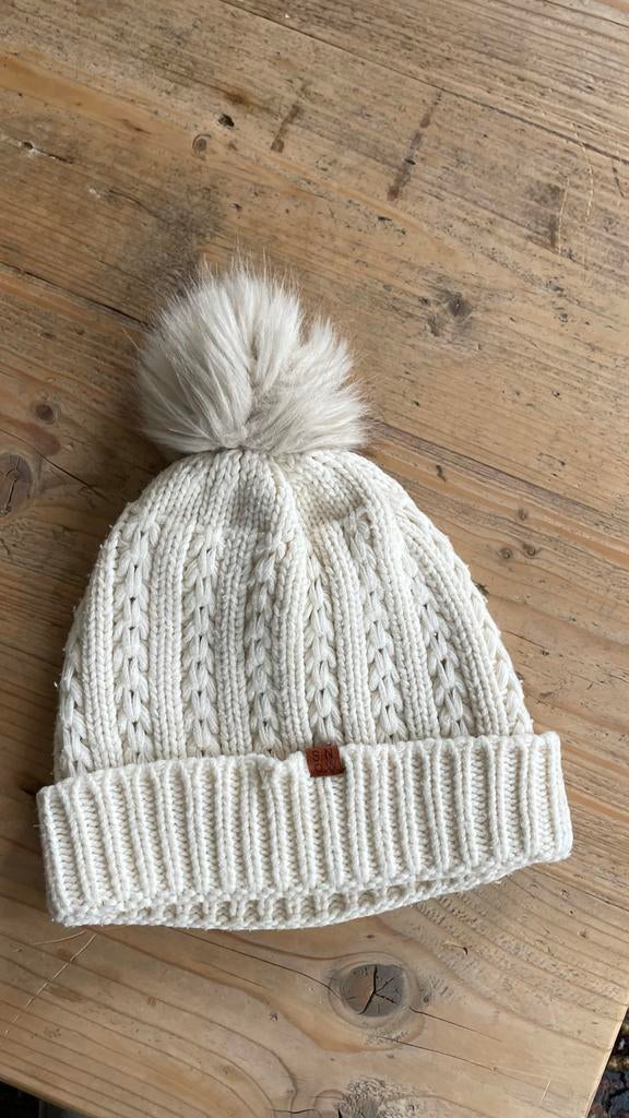Witte gebreide muts met pompon - Zo goed als nieuw, Ophalen of Verzenden, Zo goed als nieuw, Maat 38/40 (M), Muts