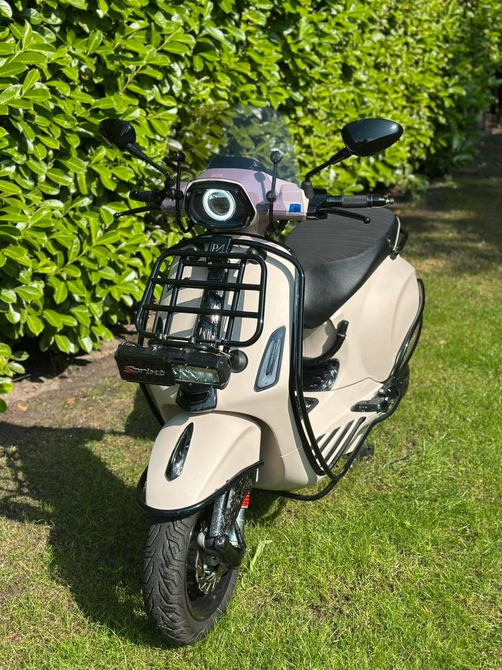 Vespa sprint 2022 full mallossi, Fietsen en Brommers, Scooters | Vespa, Zo goed als nieuw, Overige modellen, Benzine, Ophalen
