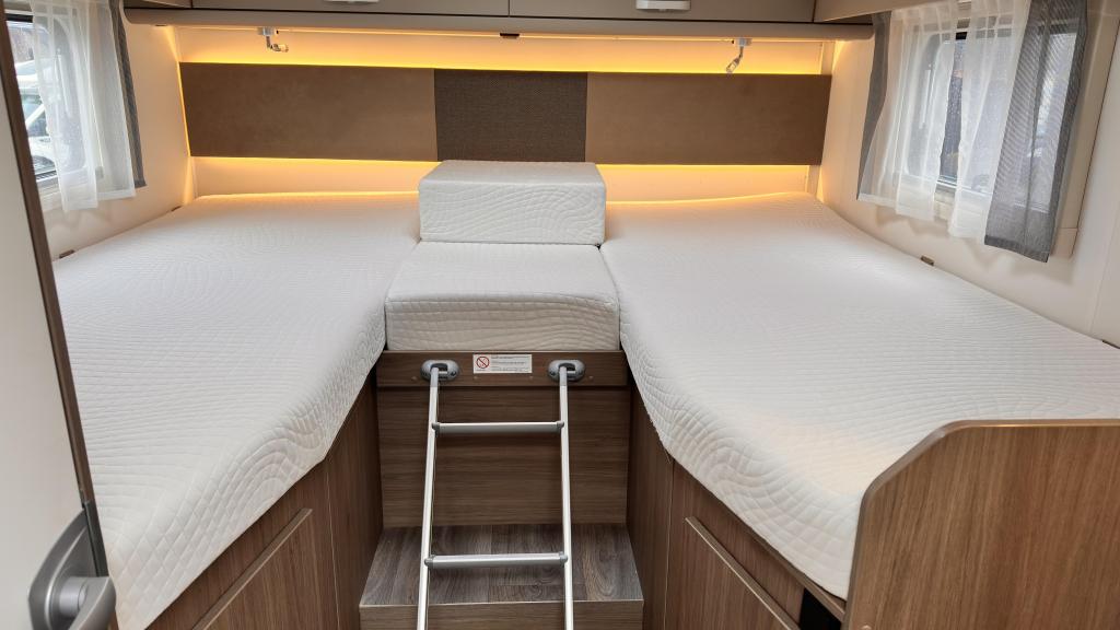 !! zonder inruil €64950 !! De Carado T447 Pro Uit 2, Caravans en Kamperen, Ringverwarming, 7 tot 8 meter, Bedrijf, Half-integraal