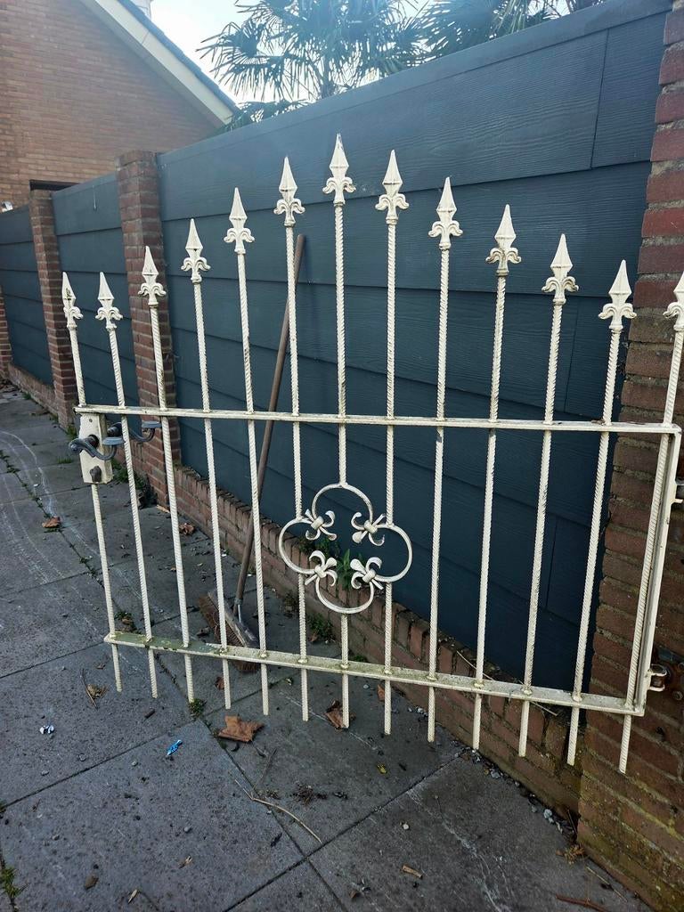 Ruim 30 meter smeedijzeren hek, Ophalen