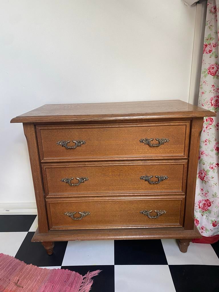 Klassieke bruine eiken ladekast met 3 laden, Huis en Inrichting, Kasten | Ladekasten, Ophalen, Gebruikt, Eikenhout, 50 tot 100 cm