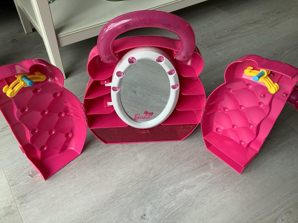 Barbie kledingkast roze met hangers, Kinderen en Baby's, Speelgoed | Poppen, Ophalen of Verzenden, Zo goed als nieuw, Barbie