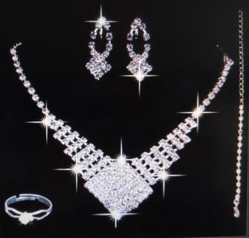 Zilveren ketting, met oorbellen en een ring met veel strasss beschikbaar voor biedingen