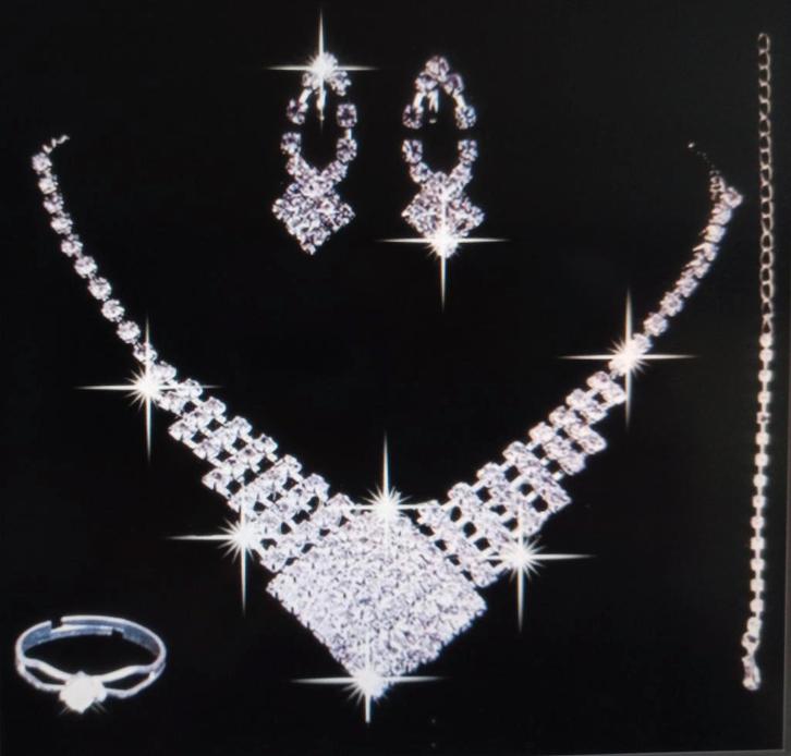 Zilveren ketting, met oorbellen en een ring met veel strasss, Sieraden, Tassen en Uiterlijk, Kettingen, Nieuw, Overige materialen