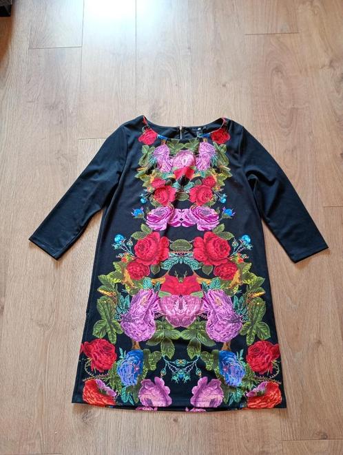 Mooie zwarte fleurige jurk mt M, Kleding | Dames, Jurken, Zo goed als nieuw, Maat 38/40 (M), Zwart, Knielengte, Ophalen of Verzenden