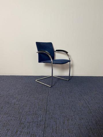 2 x Vergaderstoel Thonet, blauw suède, chrome slede