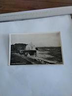 VLISSINGEN  1954. BOULEVARD BIJ STORM, Verzamelen, Ansichtkaarten | Themakaarten, Ophalen of Verzenden, 1940 tot 1960, Klederdracht