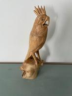 Vintage houten papegaai. Houtsnijwerk. Drijfhout beeld., Ophalen