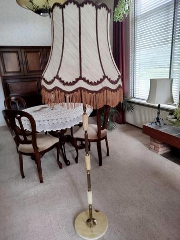 Antieke staande lamp beschikbaar voor biedingen