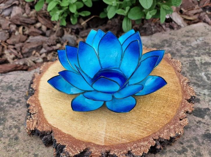 LOTUS SFEERICHT BLAUW, Huis en Inrichting, Woonaccessoires | Kandelaars en Kaarsen, Nieuw, Kaars, Minder dan 25 cm, Overige materialen