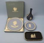 Vier stuks Wedgwood Jasperware vaasje en drie schoteltjes, Ophalen of Verzenden, Zo goed als nieuw, Porselein, Bord of Schaal