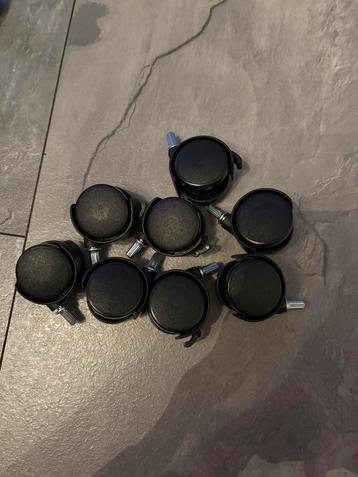 Set van 8 Wieltjes beschikbaar voor biedingen