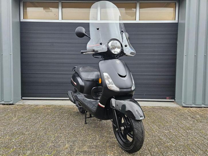 SYM FIDDLE 2 E5 SNOR BJ 06-2021 MAT ZWART 5200KM + SCHERM, Fietsen en Brommers, Brommers | Tuning en Styling, Zo goed als nieuw