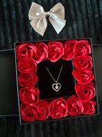 Hartjes ketting in mooie verpakking, Ophalen, Zo goed als nieuw, Roze, Overige materialen