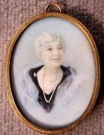 c a 1920==oudere dame met parelketting==MINIATUURPORTET, Antiek en Kunst, Ophalen of Verzenden