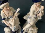 Twee brocante blaiw/wit  porseleinen Victoriaanse beelden, Ophalen of Verzenden