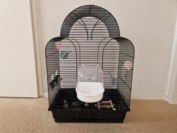 Zeer mooie zwarte vogelkooi. Maar kort gebruikt. beschikbaar voor biedingen