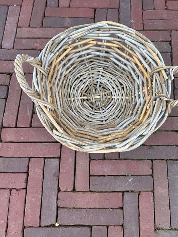 Rieten Mand met Handvatten - Rond beschikbaar voor biedingen