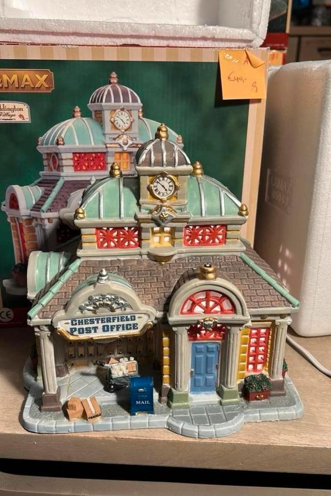 Lemax chesterfield post officie kersthuis A28, Diversen, Kerst, Zo goed als nieuw, Ophalen of Verzenden