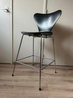 Design barstoel Fritz Hansen/Arne Jacobsen (66 cm zithoogte), Huis en Inrichting, Barkrukken, 1 kruk, Ophalen, Zo goed als nieuw