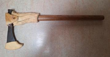 tomahawk met hamerdeel met buckskin beveiliging. beschikbaar voor biedingen