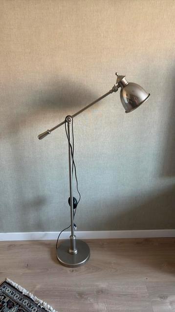 Zilveren lamp beschikbaar voor biedingen