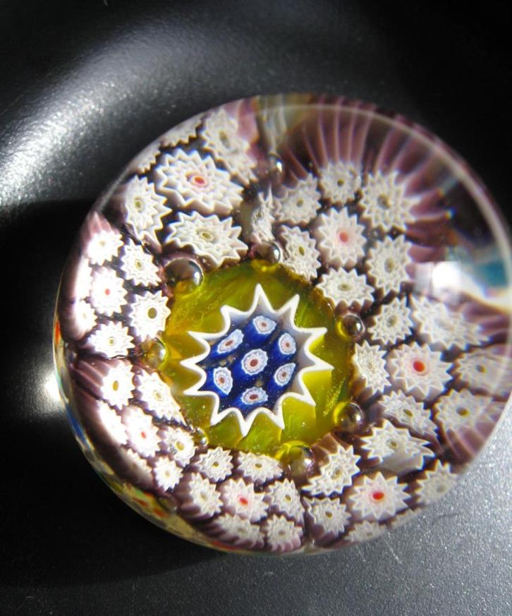 Venetiaanse Murano Millefiori presse-papier gesigneerd, Antiek en Kunst, Antiek | Glas en Kristal, Ophalen of Verzenden