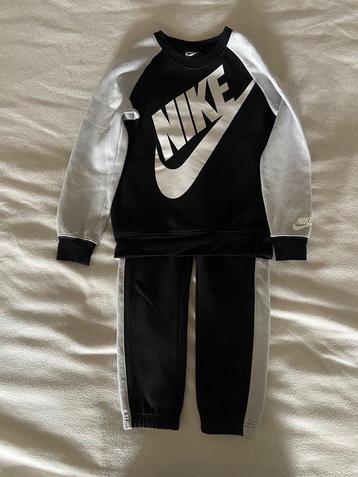 Nike Joggingpak. Zwart/grijs. Mt. 116/122 beschikbaar voor biedingen