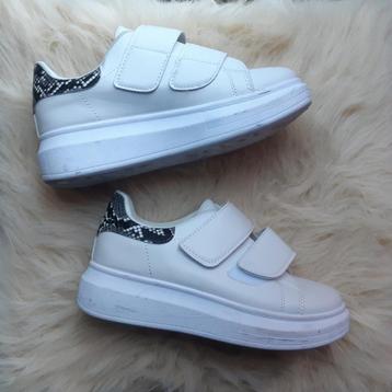 Nieuwe witte sneakers met klittenband en snakeprint 37 beschikbaar voor biedingen