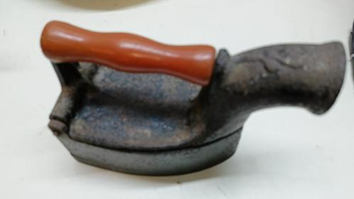 Brocante/Antieke Gietijzeren Kolen Strijkijzer., Witgoed en Apparatuur, Strijkijzers en Strijkplanken, Gebruikt, Draadloos strijkijzer