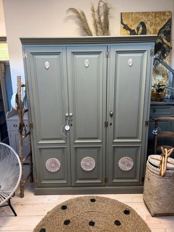 Antieke linnenkast 3 deurs kledingkast garderobekast taupe beschikbaar voor biedingen