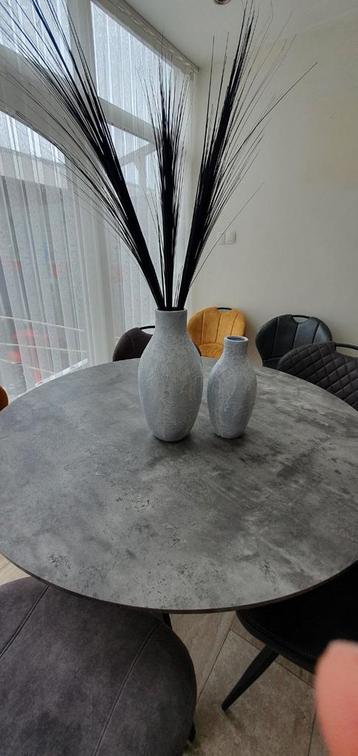 Ronde moderne tafel met 5 stoellen 