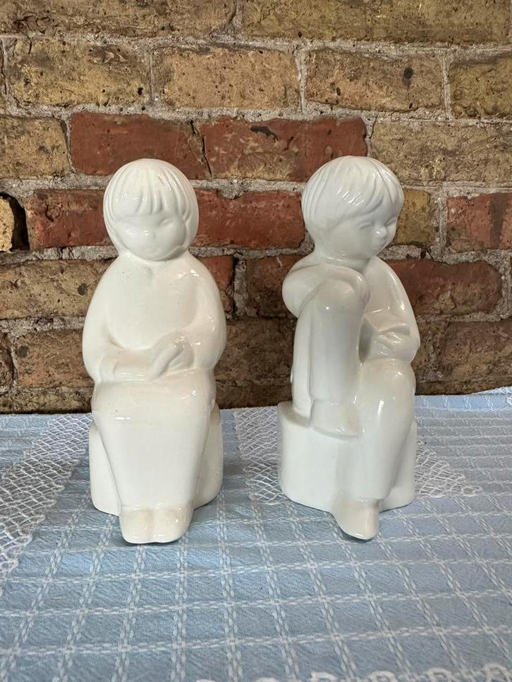 Vintage Delfts Wit Boekensteunenset Jongen & Meisje (1980s), Verzamelen, Beelden en Beeldjes, Zo goed als nieuw, Ophalen of Verzenden