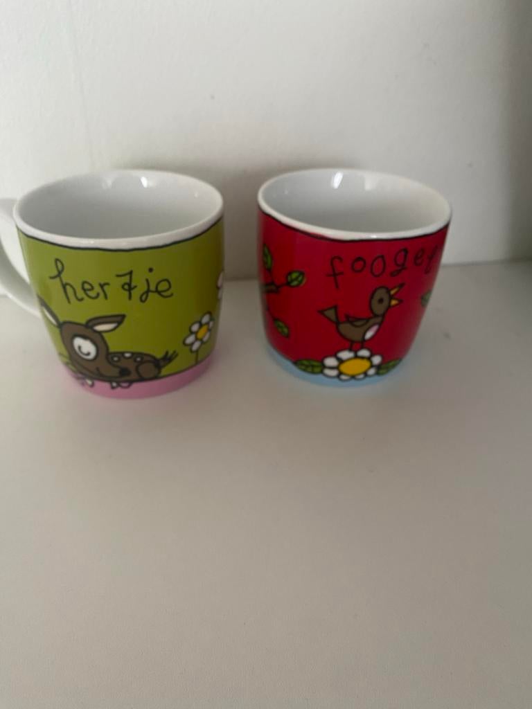 2 mokken/bekers van Babette. Met hertje en ‘foogel’, Huis en Inrichting, Keuken | Servies, Ophalen, Nieuw, Overige stijlen, Kop(pen) en/of Schotel(s)