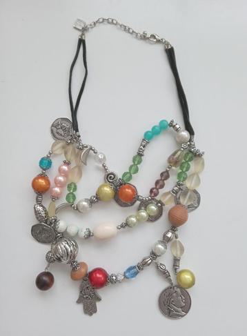 Ketting met wilde verzameling kralen en munten  beschikbaar voor biedingen