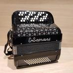 E.Soprani knop-accordeon B-Griff 72 bassen 2-korig incl. bag, Muziek en Instrumenten, 72-bas, Nieuw, Knopaccordeon, Met riemen