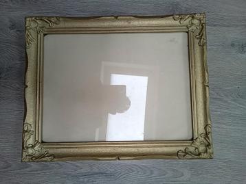 Goudkleurige geverfde houten lijst met glas. beschikbaar voor biedingen