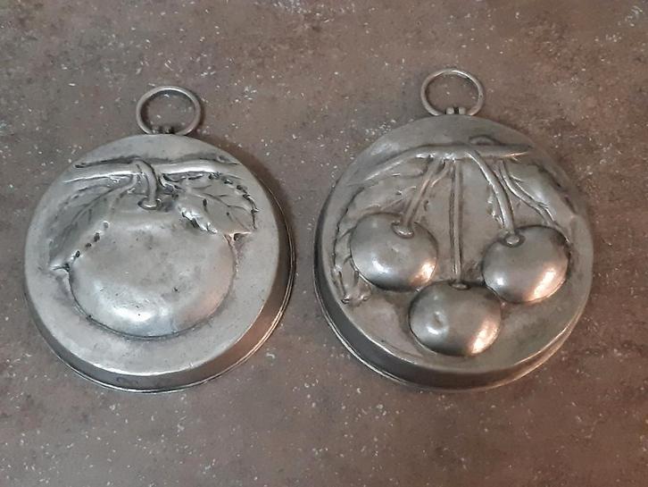 Mini bakvorm / puddingvorm tin 9 cm kers/appel, Antiek en Kunst, Antiek | Keukenbenodigdheden, Ophalen of Verzenden