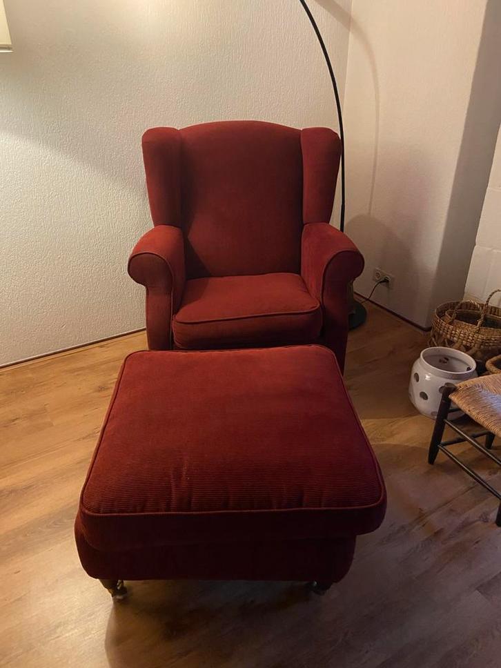 Klassieke Rode Ribstof Fauteuil met Hocker GRATIS, Huis en Inrichting, Fauteuils, Gebruikt, Stof, 75 tot 100 cm, Ophalen