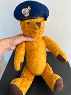 Oude teddybeer met marechaussee pet 45 cm, Verzamelen, Beren en Cherished Teddies, Ophalen of Verzenden, Stoffen beer, Overige merken