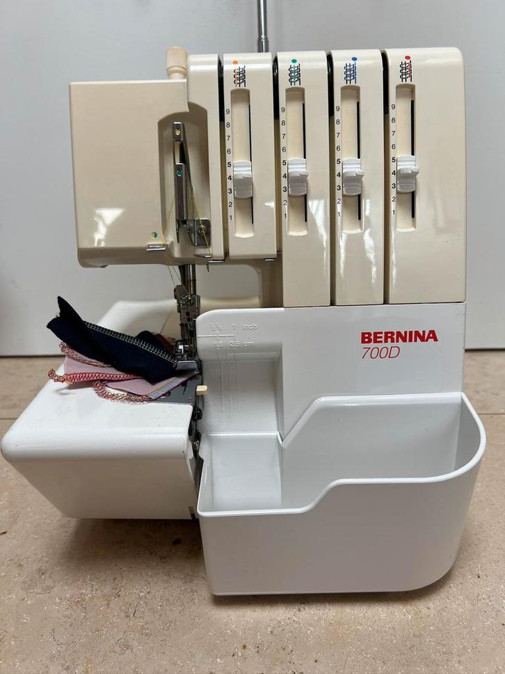 Bernina 700D Lockmachine incl Servicebeurt ledlamp afvalbak, Hobby en Vrije tijd, Naaimachines en Toebehoren, Zo goed als nieuw