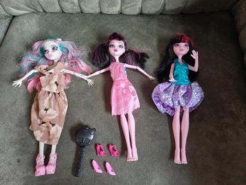 3 monster high poppen  beschikbaar voor biedingen