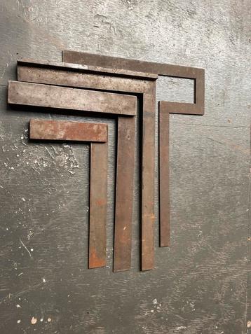 Set van gebruikte winkelhaken 4 stuks beschikbaar voor biedingen