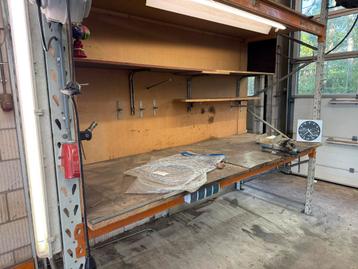 Stelling met ingebouwde werkbank –stroom & luchtvoorziening! beschikbaar voor biedingen