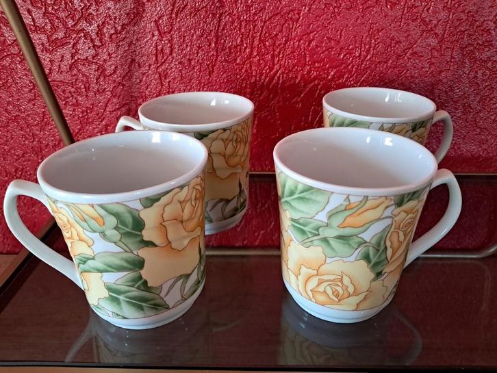 Set van 4 porseleinen mokken met gele rozen. Per stuk:, Antiek en Kunst, Antiek | Servies los, Ophalen of Verzenden
