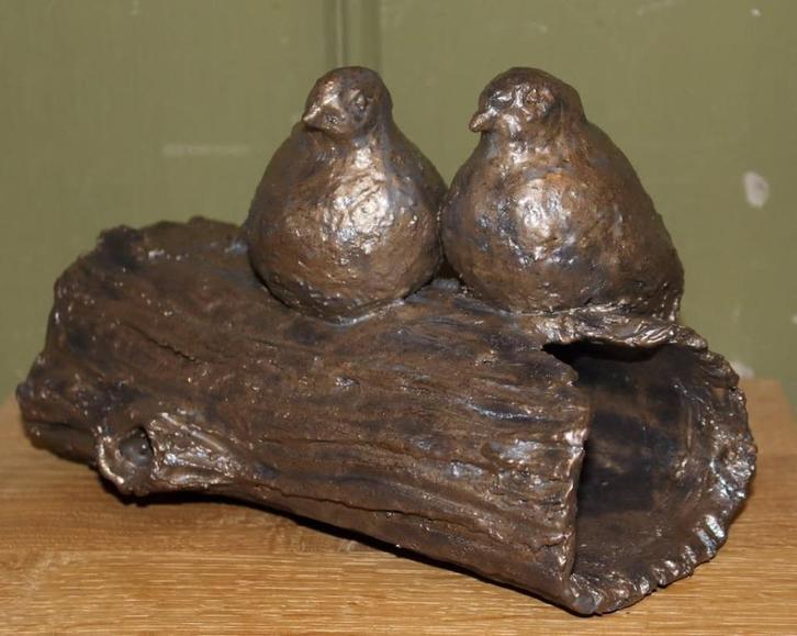 Patrijzen op boomstronk (keramieken beeld), Antiek en Kunst, Kunst | Beelden en Houtsnijwerken, Ophalen of Verzenden