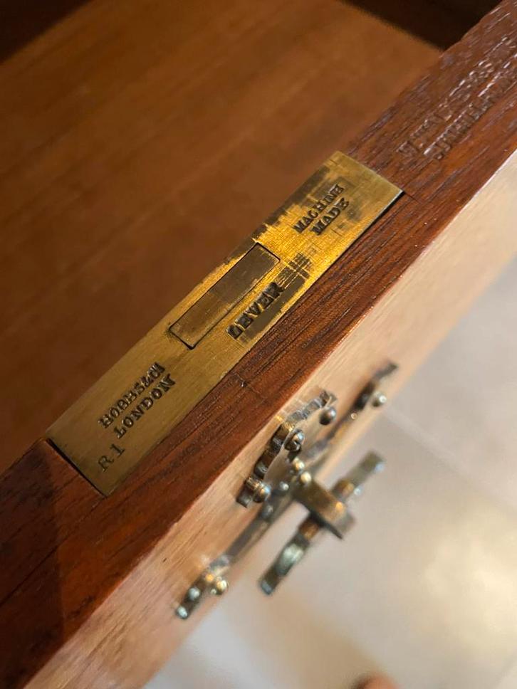 Engelse Ladekast met Prachtig Beslag, Antiek en Kunst, Antiek | Meubels | Kasten, Ophalen